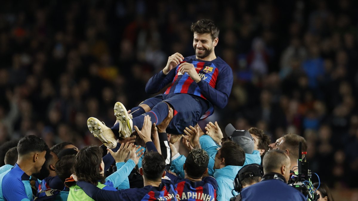 Gerard Piqué lanzado por los aires por sus compañeros del FC. Barcelona.