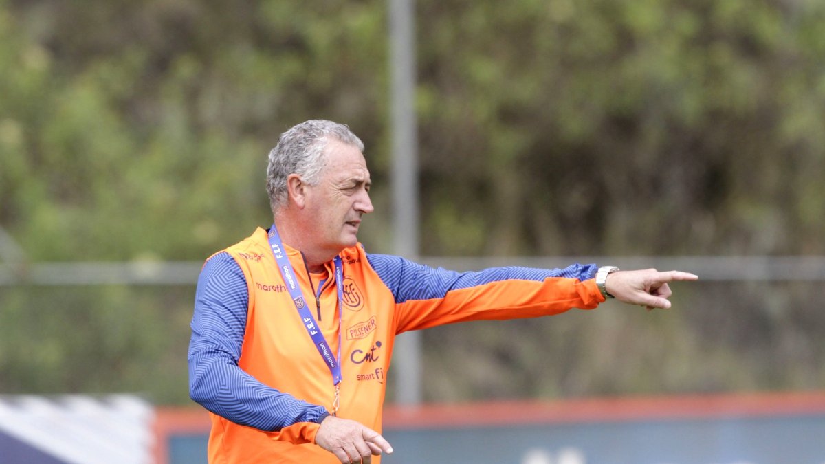 Gustavo Alfaro, DT de la Tri, busca afinar sus piezas para el debut mundialista.