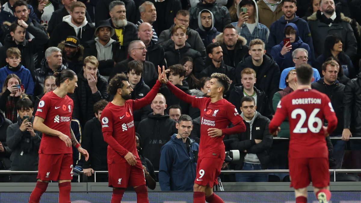 Mohamed Salah es felicitado por Firmino tras anotar uno de los goles del Liverpool.