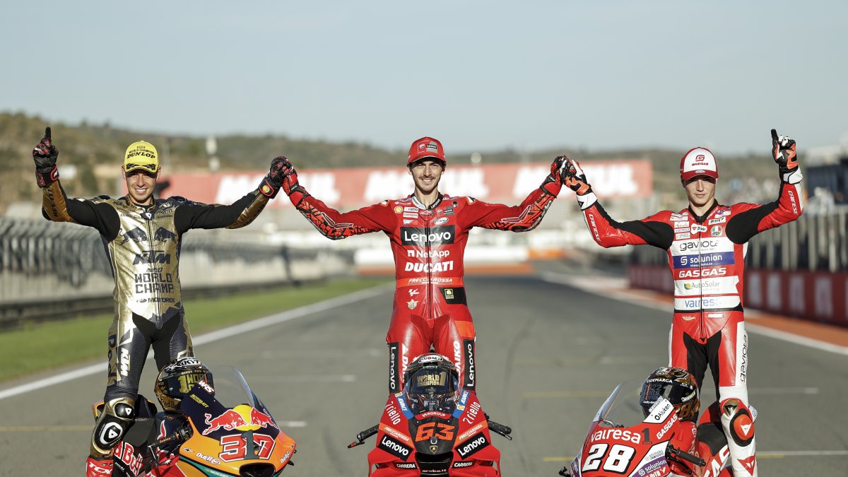 Los tres campeones del mundo de motociclismo en las categorías Moto GP, Francesco Bagnaia (c), Moto 2, Augusto Fernandez (i) y Moto 3, Izan Guevara (d).