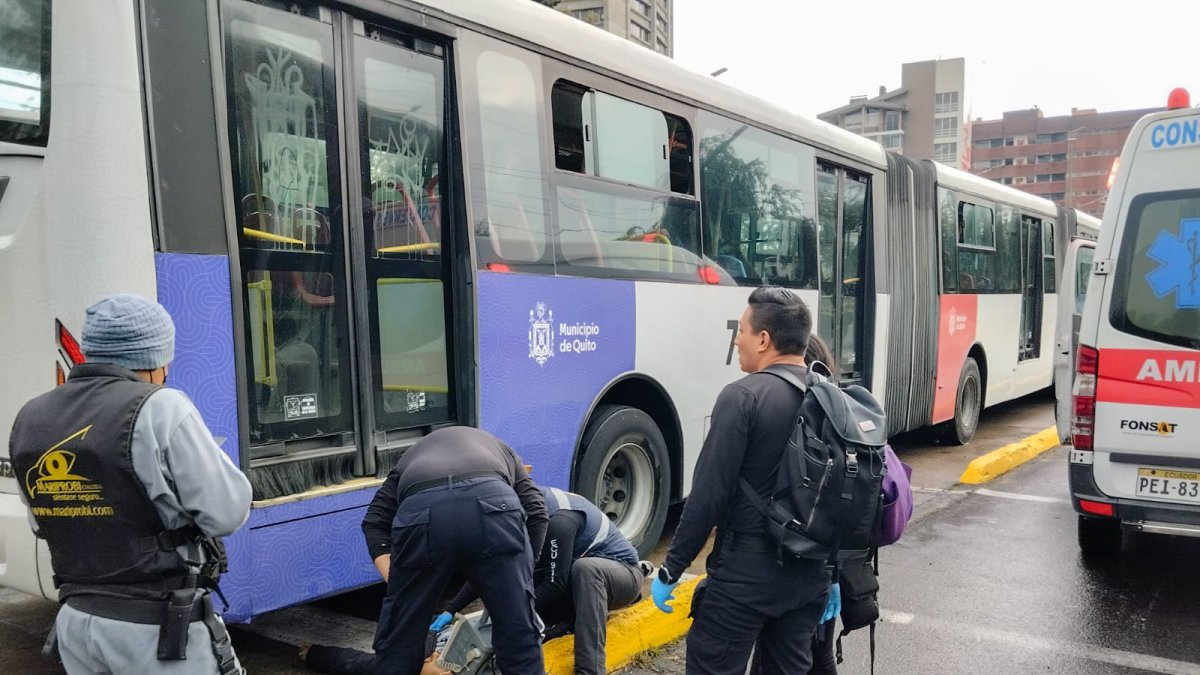 Accidente. Los paramédicos atendieron al motociclista.