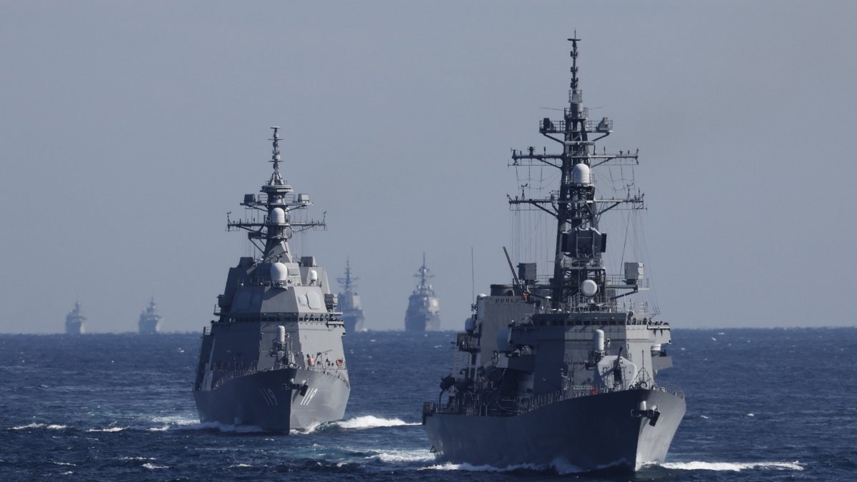 El destructor Takanami (derecha) de las Fuerza Marítima de Autodefensas de Japón, durante la Revisión Internacional de la Flota, este domingo 6 de noviembre.