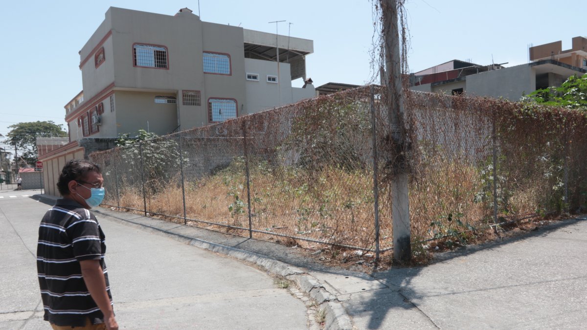 En la manzana L4 hay un predio vacío que está lleno de maleza.