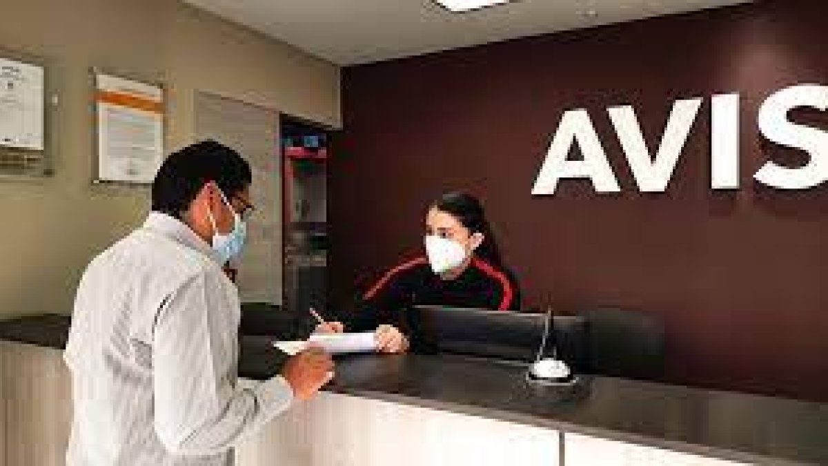 Local.- Una persona en la oficina de Mareauto Avis.