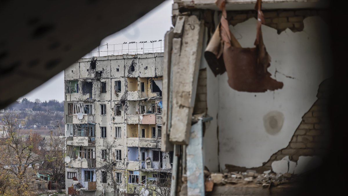 Un edificio residencial destruido visto desde una escuela vocacional en Arkhanhelske, en el  norte de la región de Jersón, este 6 de noviembre.