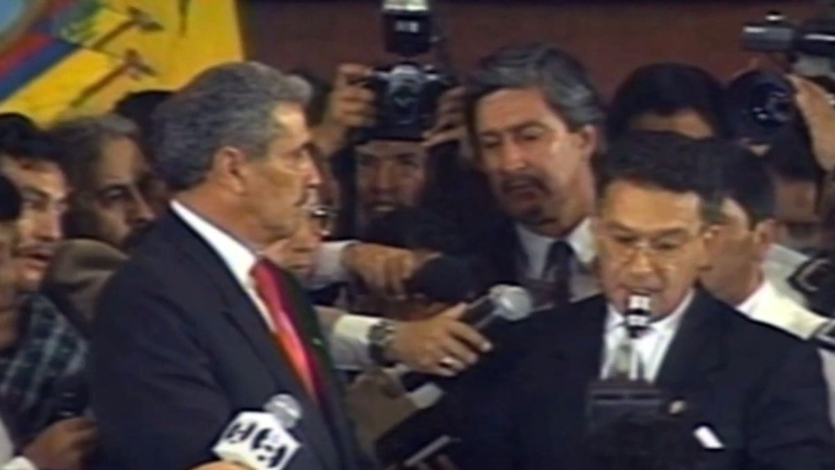 Político. Bellettini, en la derecha, en el momento que asumió la presidencia del Congreso Nacional, en 1993