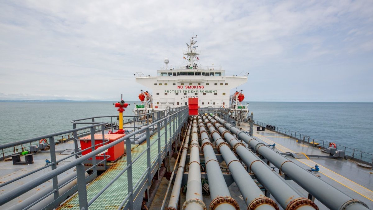 Transporte. Las tuberías para descargar el combustible.