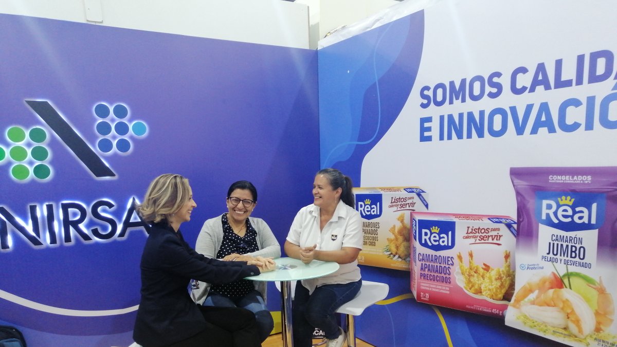 Empresa. Colaboradoras de la industria Nirsa, que vende camarones.