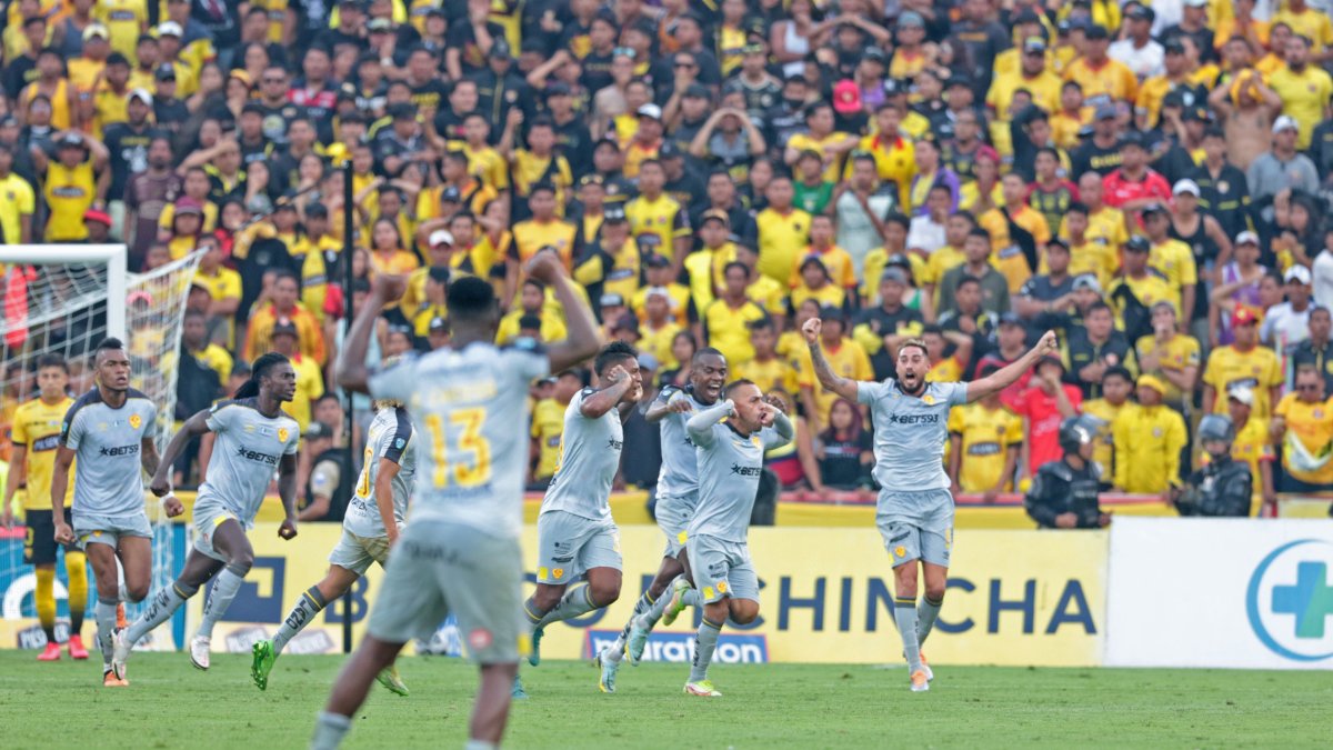 Édison Vega, volante de Aucas, celebra su tanto ante Barcelona en el Monumental.