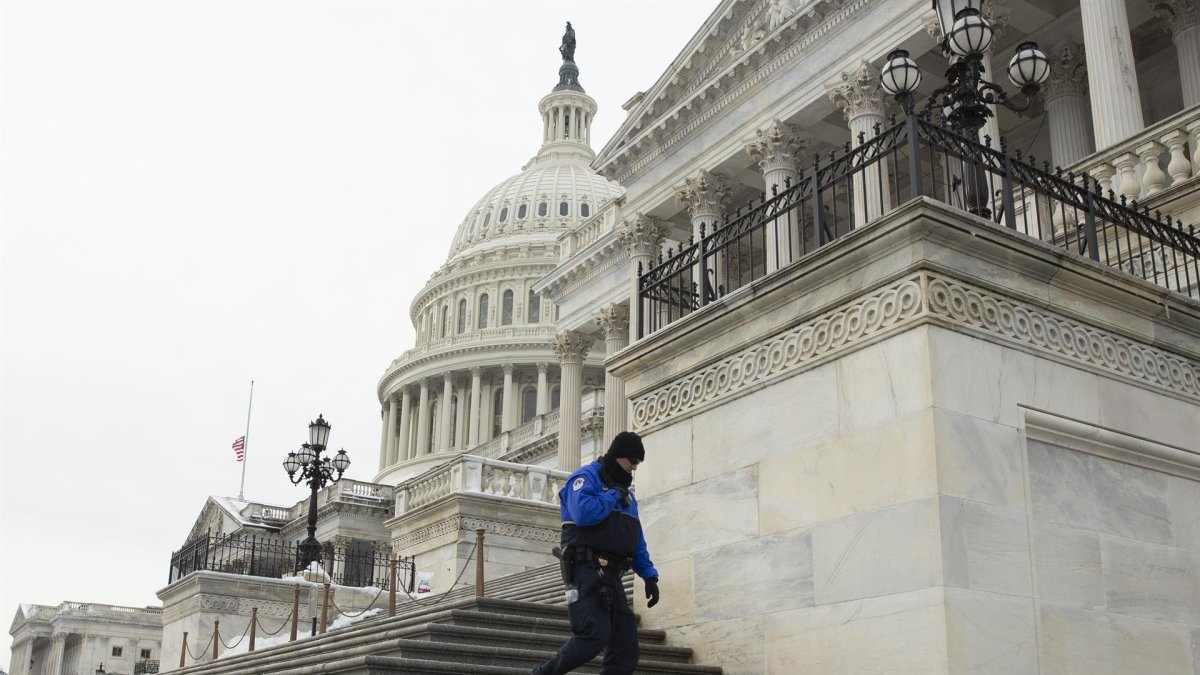 Un policía en el Capitolio en Washington, en una fotografía de archivo.