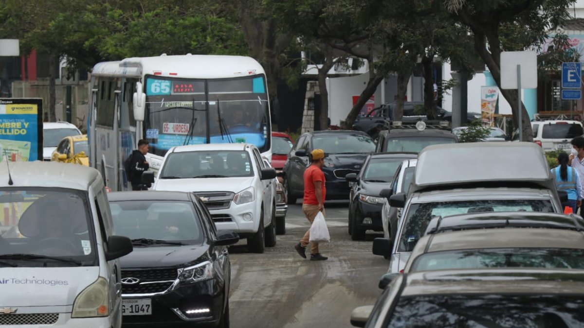 El tráfico provocó largas colas de vehículos