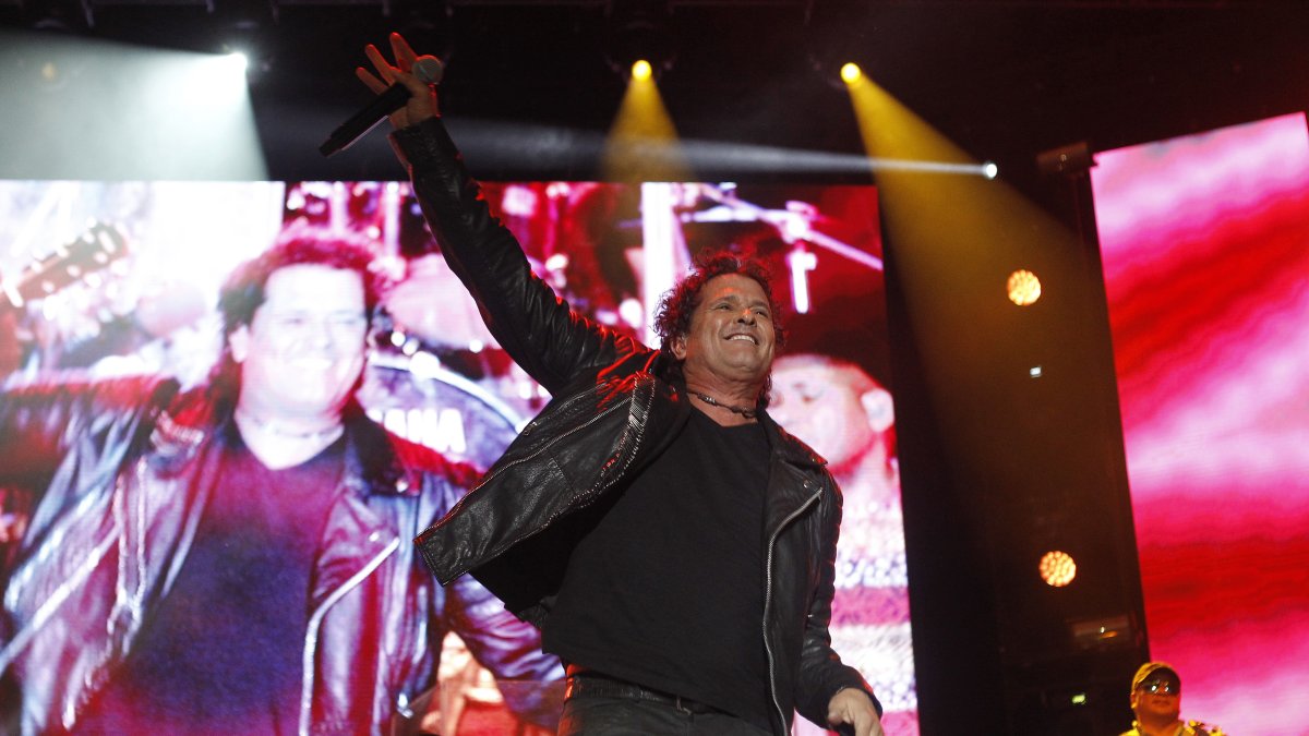 Fotografía de archivo en la que se registró al cantante colombiano Carlos Vives, durante una presentación, en el Palacio de Deportes de Madrid (España).
