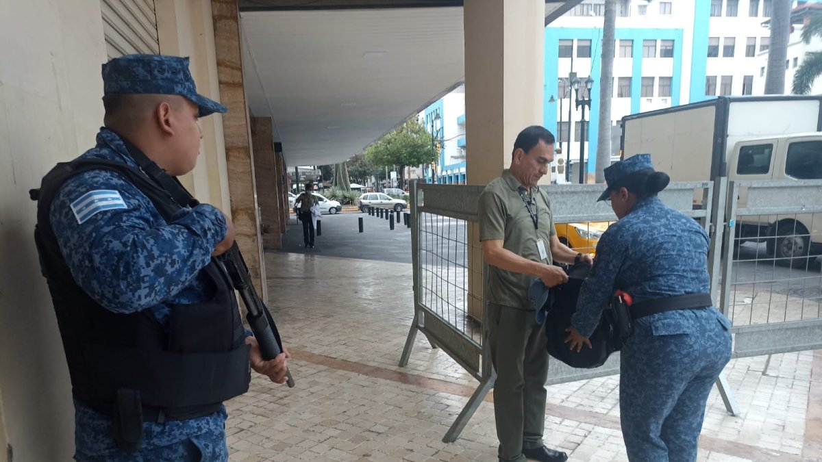 Escenario. El perímetro continúa en el edificio municipal.