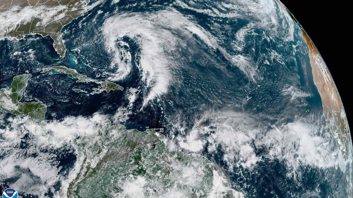 Foto satelital cedida por la Oficina Nacional de Administración Oceánica y Atmosférica (NOAA) a través del Centro Nacional de Huracanes (NHC) donde se muestra el estado del clima en el Atlántico.