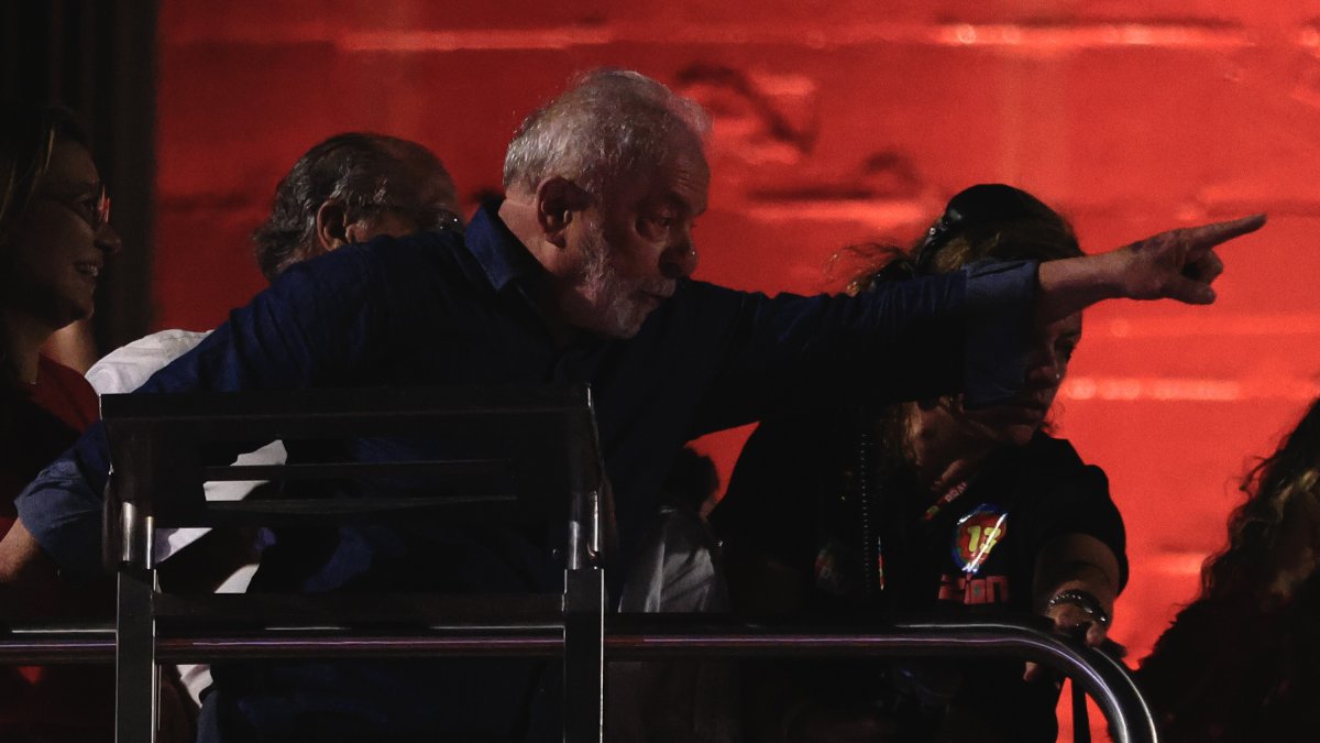 Fotografía de archivo, en la que se registró al presidente electo de Brasil, Luiz Inácio Lula da Silva, luego de ganar la segunda vuelta de las presidenciales, en Sao Paulo (Brasil).