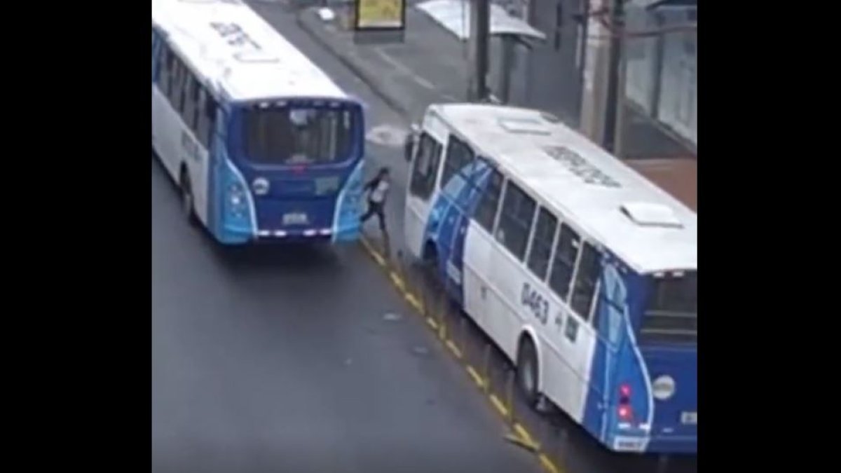 Una mujer fue atropellada por un bus del servicio de la transportación pública urbana, en el centro de Guayaquil.
