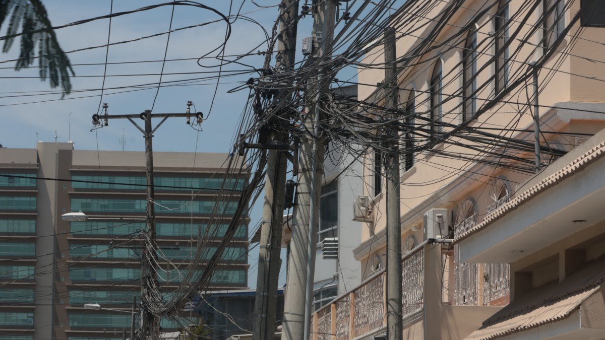 Los 'tallarines' colgantes obstaculizan el paisaje de la ciudadela Simón Bolívar.