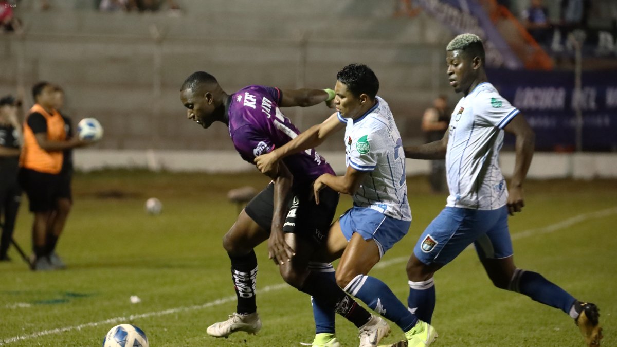 Independiente del Valle y 9 de Octubre, que definirán al campeón de la Copa Ecuador, se enfrentaron en el cuadrangular. Cada equipo sumó el triunfo como local.