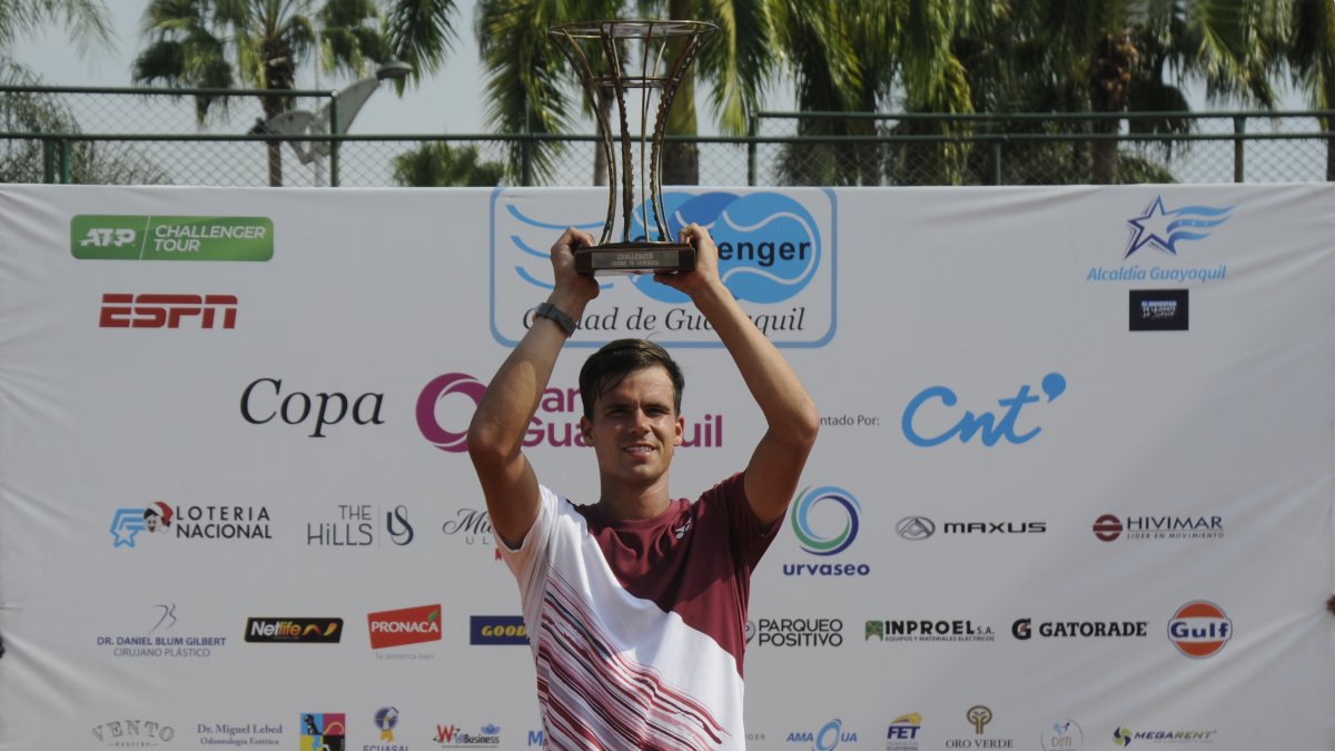 Daniel, levantando el título del Challenger de Guayaquil, tras ganar un torneo similar en Lima, Perú la semana pasada.