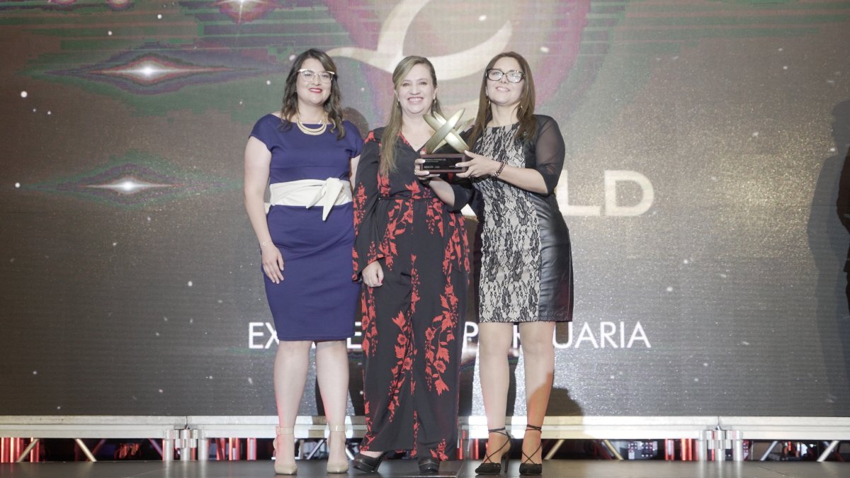 Premiación.- Representantes de Dp World reciben el reconocimiento de Fedexpor.