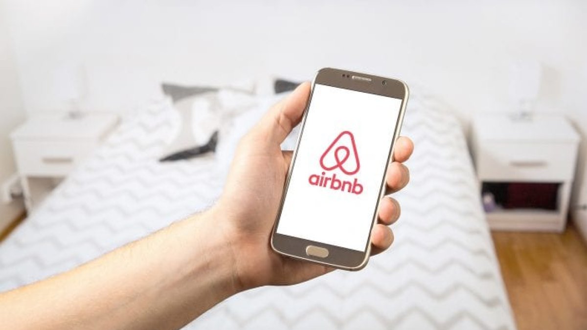Airbnb es una compañía que ofrece una plataforma digital dedicada a la oferta de alojamientos