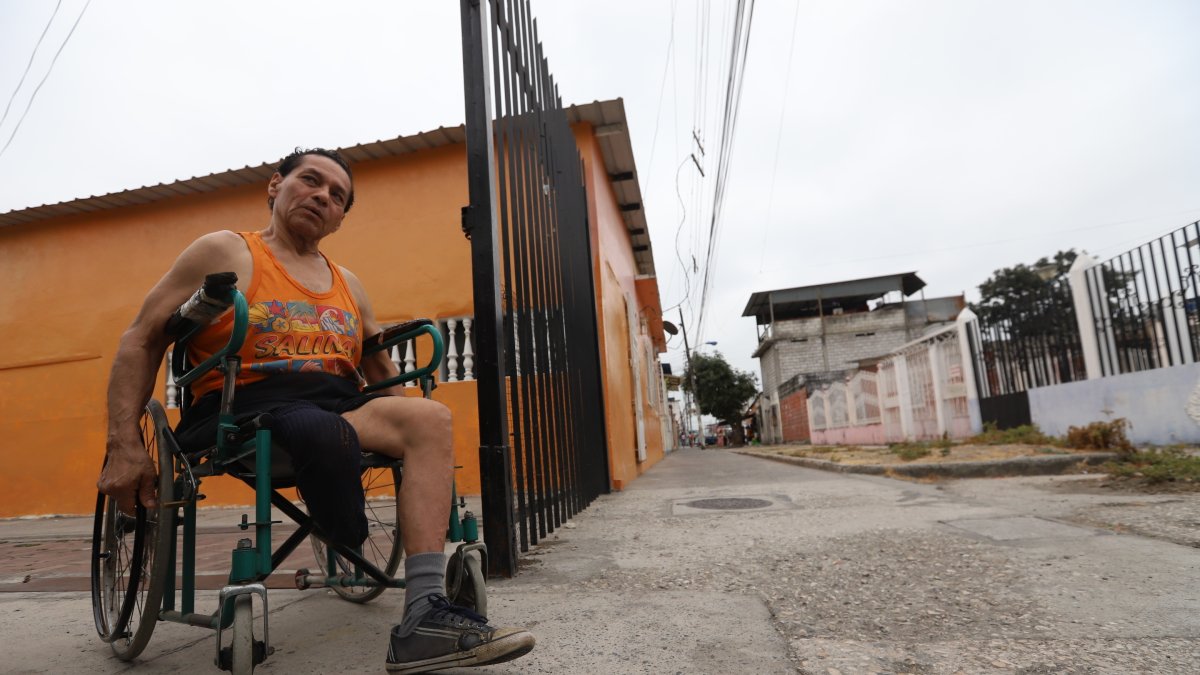 Limitación. Miguel Cuesta se moviliza por la peatonal de su casa.
