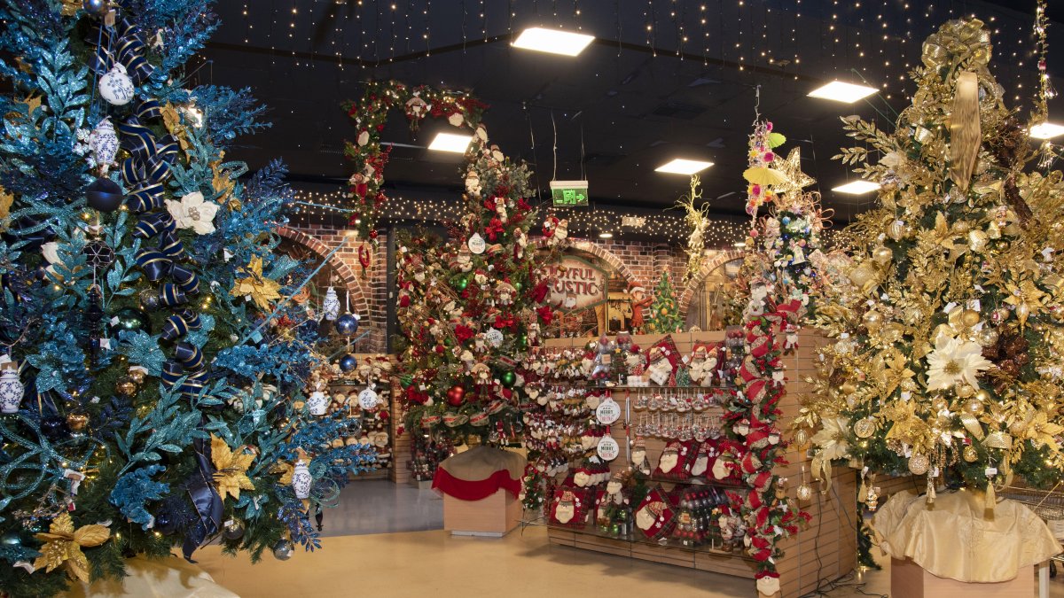 Tienda.- Una exposición de árboles en el Salón de Navidad.
