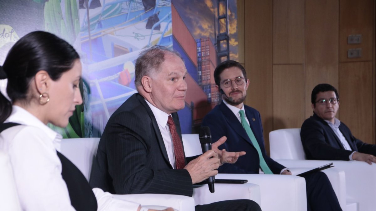 William Maloney es economista en jefe del Banco Mundial (segundo desde la izquierda) en su ponencia este 7 de noviembre de 2022.