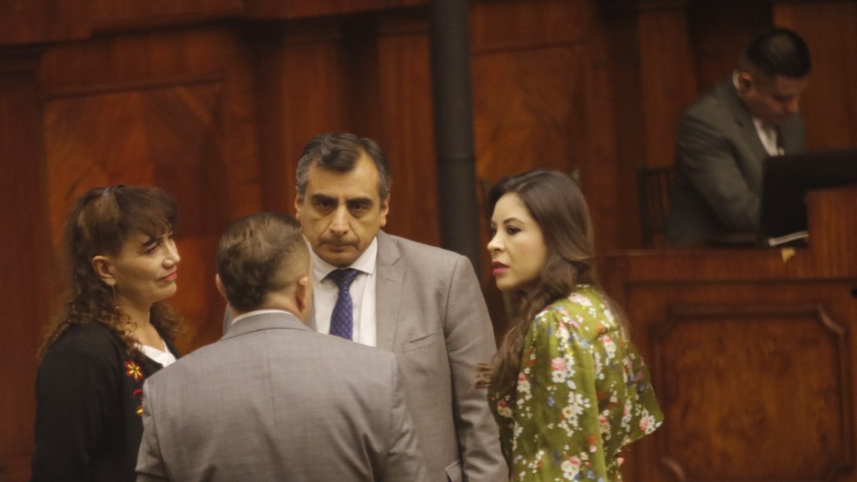 Moción. Ramiro Narváez (centro) se la pasó buscando votos de apoyo a su propuesta de 28 puntos sobre la que nadie dijo una palabra. Ni él.