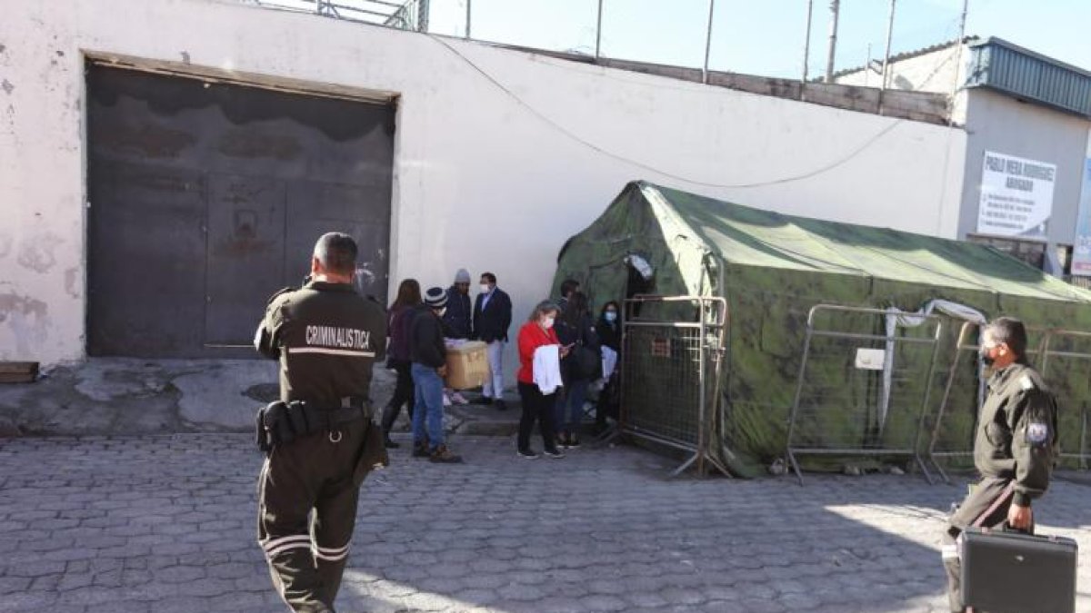 Miembros de las unidades especiales de la policía fueron al lugar a controlar la situación