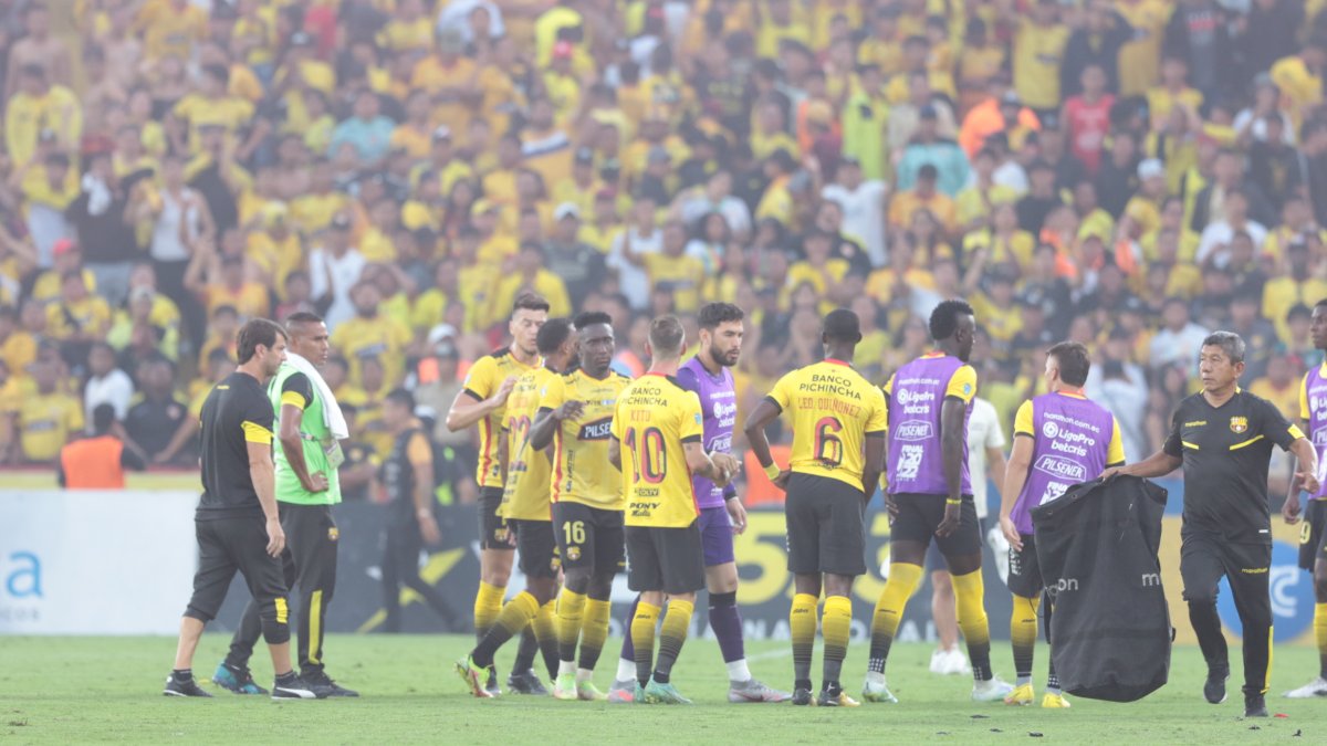 Los jugadores de Barcelona dejaron algo inquietos el estadio Monumental tras el 0-1.