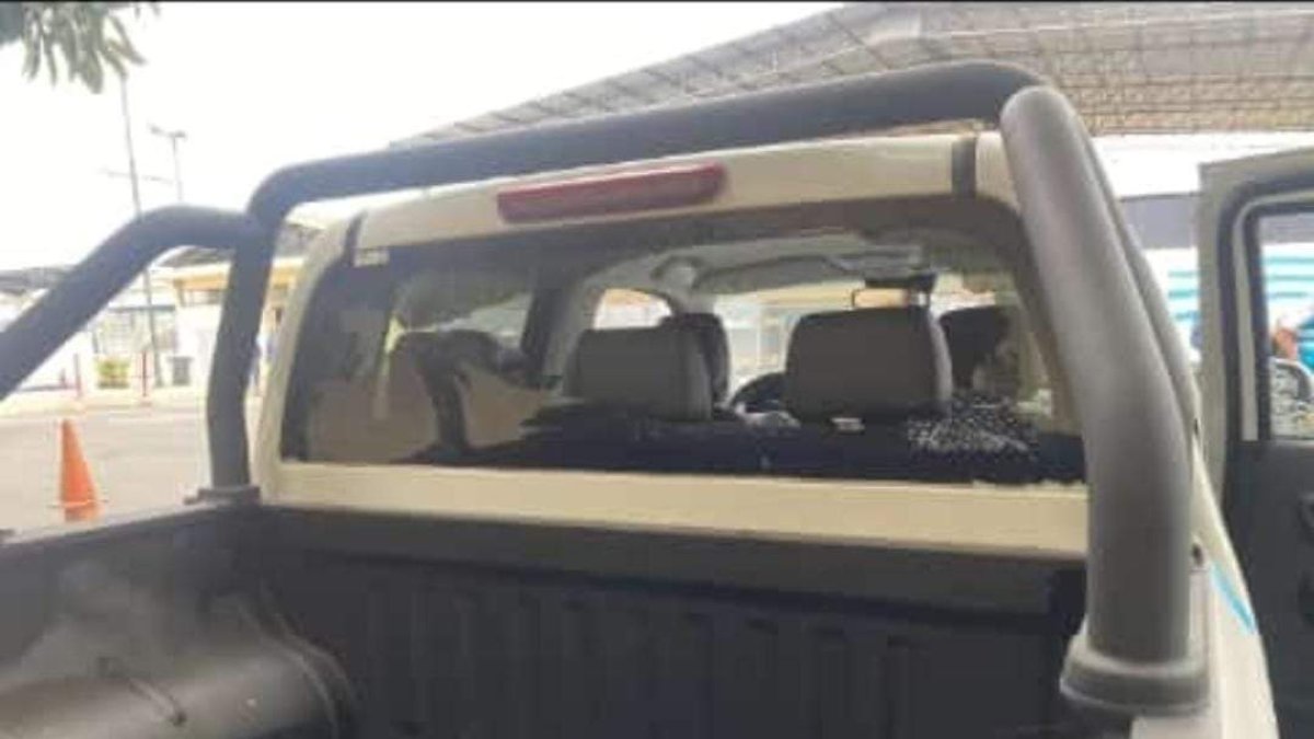 La parte posterior de la camioneta resultó afectada, como se observa en la imagen.