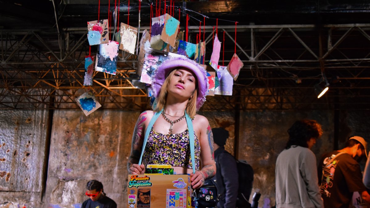 Su obra está enfocada en personajes pintorescos de la capital.