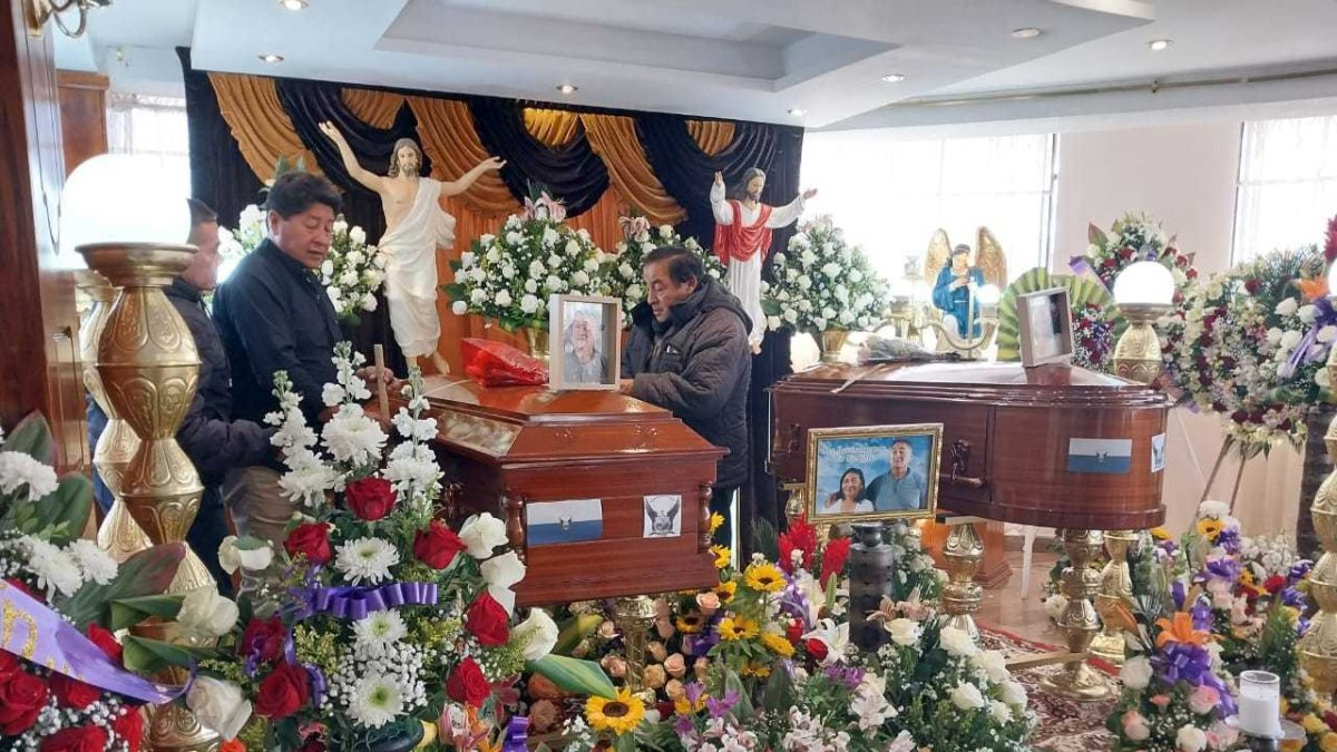 Machachi. Los cuerpos de los esposos mientras eran velados. Ayer fueron sepultados en el cementerio local.
