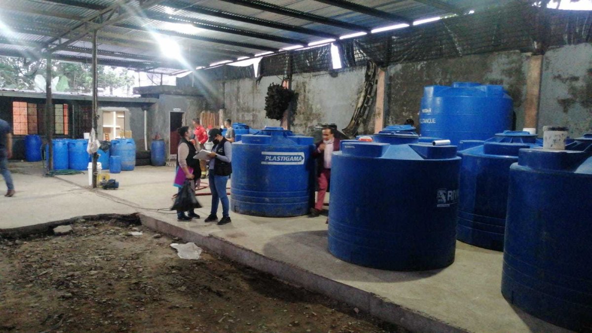 Santo Domingo. Hallaron tanques llenos de alcohol en una casa.