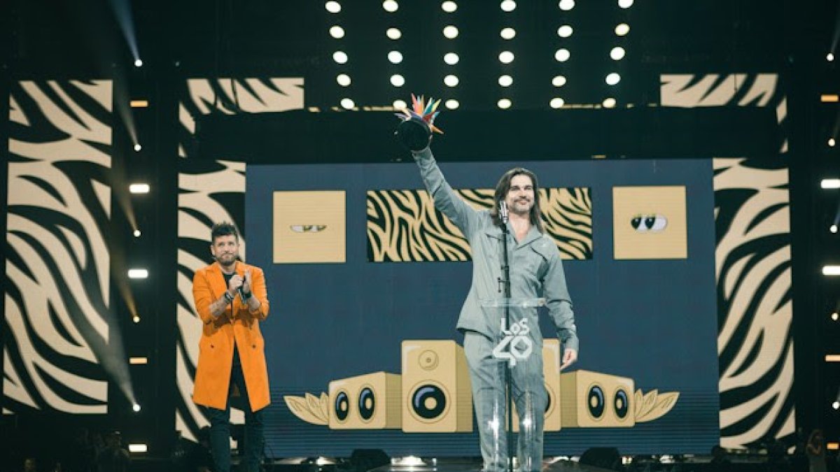 Pablo López fue el encargado de entregarle el reconocimiento al colombiano