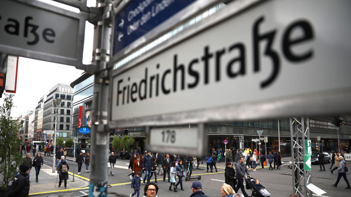 La gente camina por la popular calle berlinesa de Friedrichstrasse en octubre de 2019.