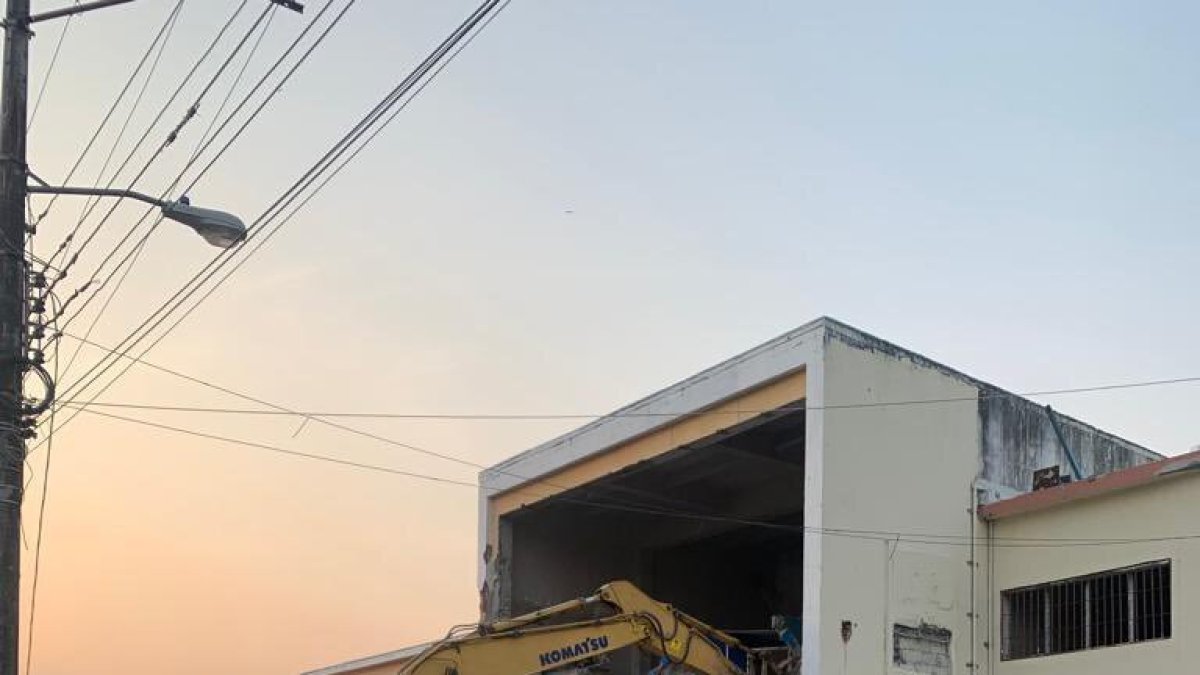 El mandatario Guillermo Lasso compartió en sus redes el momento de la demolición del pabellón consular.