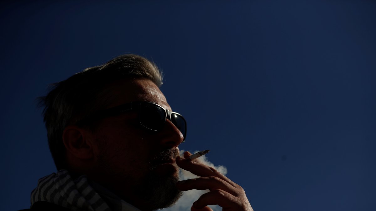 Un hombre fumando, en una fotografía de archivo.