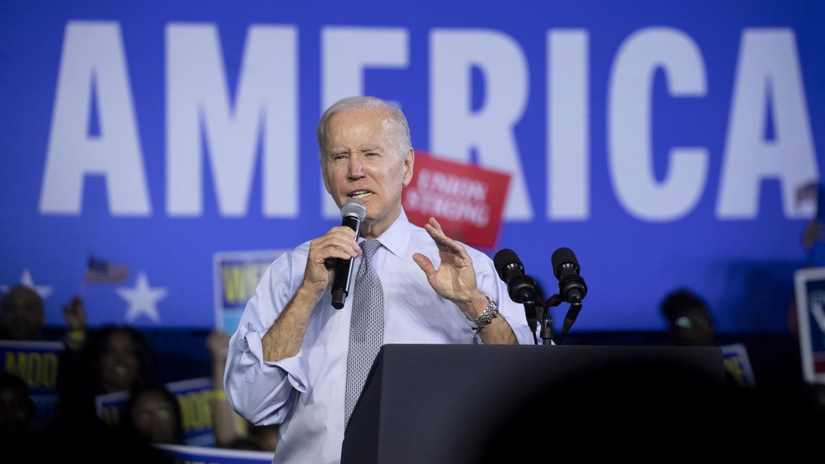 El presidente de Estados Unidos, Joe Biden, interviene en un mitin del Partido Demócrata en la víspera del día de las elecciones en la Universidad Estatal de Bowie, en Maryland.