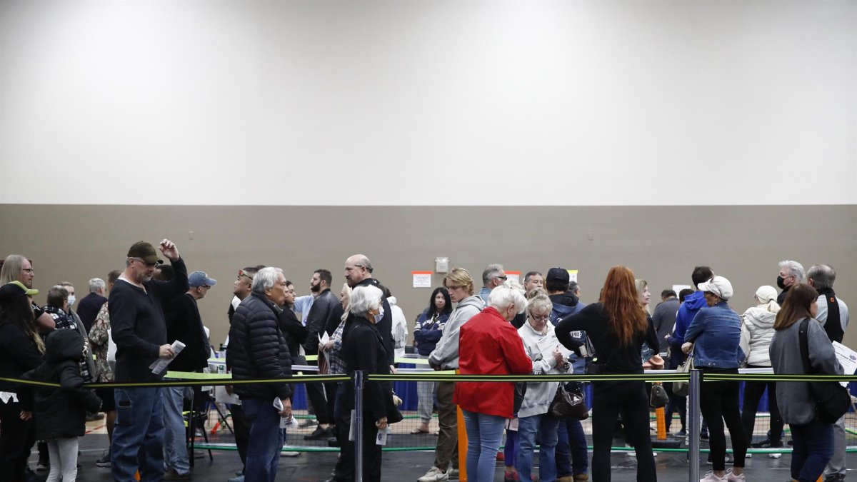 La gente espera en fila para votar en un lugar de votación en Las Vegas, Nevada, EE. UU., el 8 de noviembre de 2022.