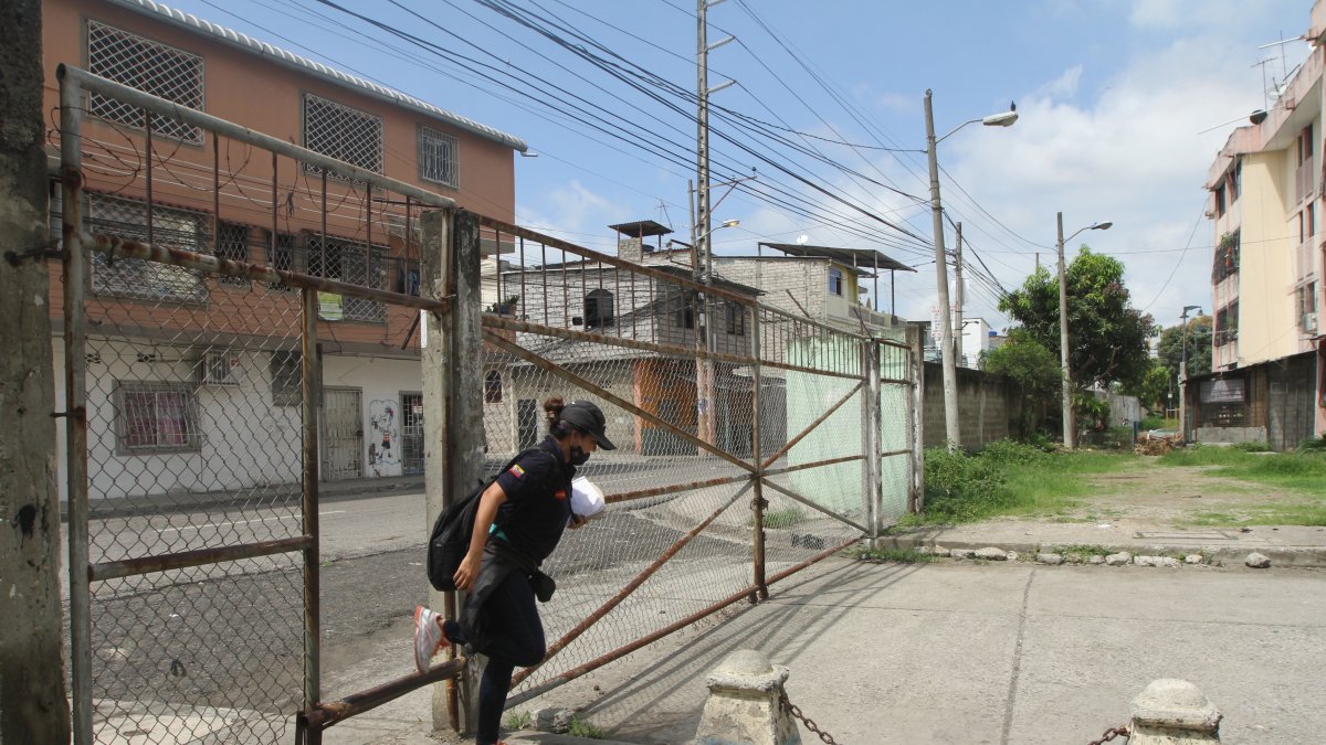 Por las cercas colocadas en los alrededores de la ciudadela, entran y salen personas ajenas a la zona, señalan los residentes.