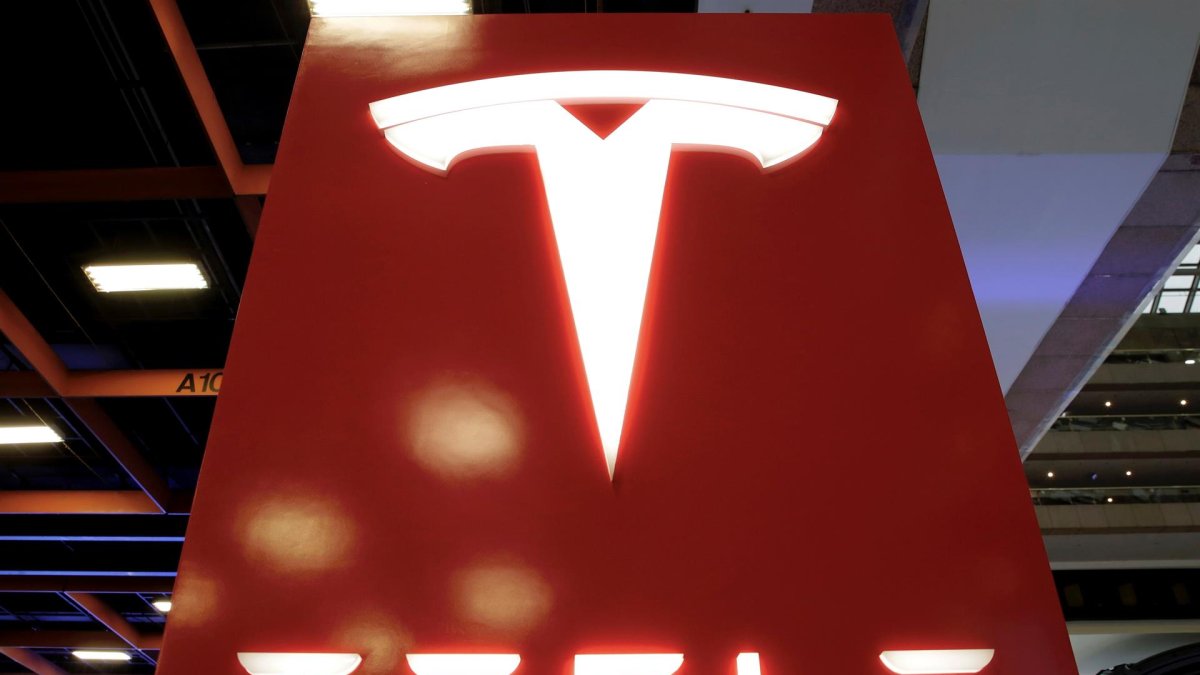Fotografía de archivo en la que se registró un logo de la automotriz eléctrica estadounidense Tesla.