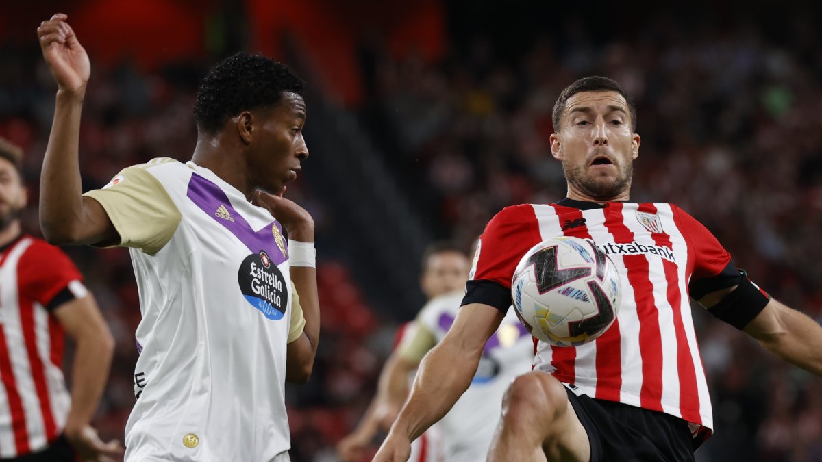 El lateral del Athletic Óscar de Marcos (d) trata de controlar un balón ante Gonzalo Plata.
