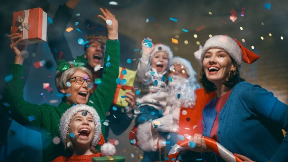 Familia reunida en Navidad.