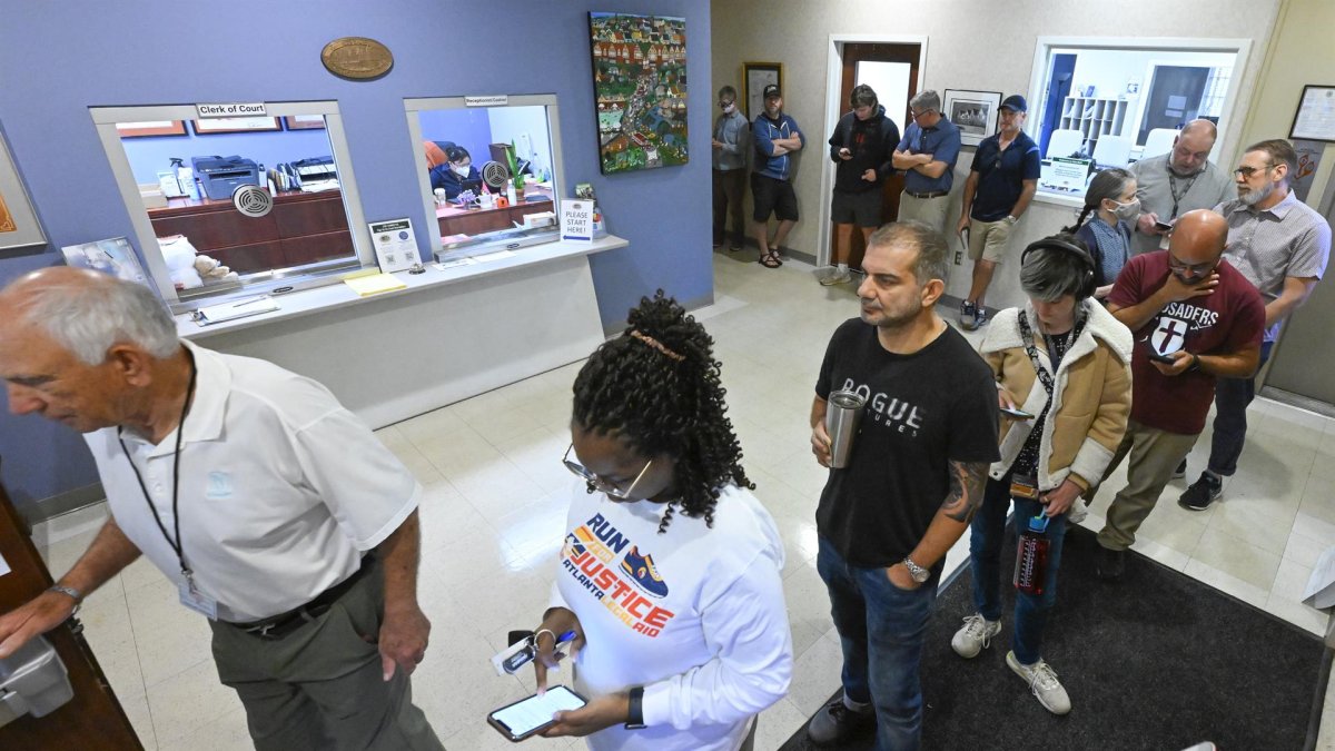 Personas acuden a votar en Avondale Estates, Georgia, este 8 de noviembre de 2022.