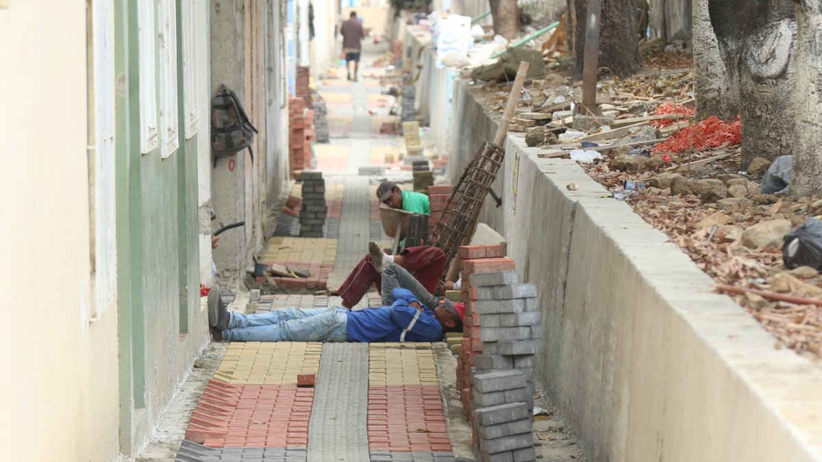 En algunos sectores se observa a los trabajadores descansando en horario laboral