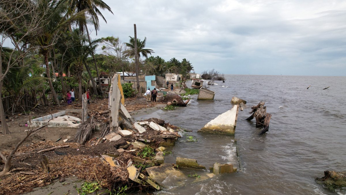 Fotografía aérea de casas destruidas por efecto de erosión marina e incremento de nivel del mar, en la localidad El Bosque, municipio de Frontera, estado de Tabasco (México). EFE/