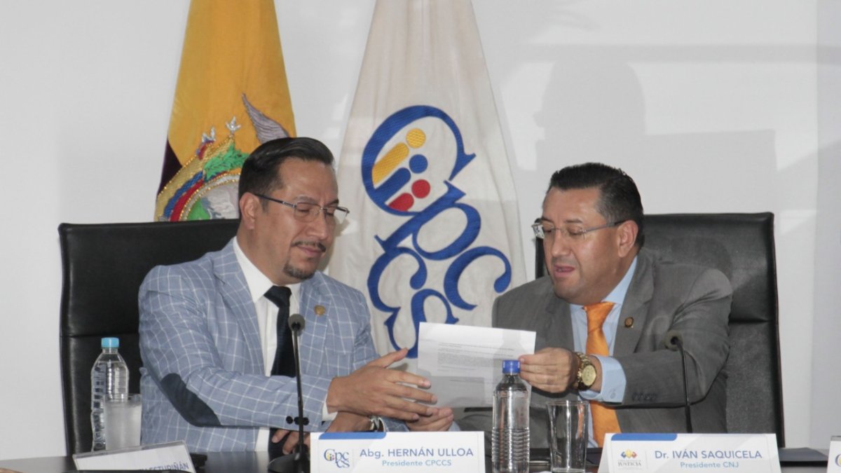 En febrero pasado el presidente de la CNJ, Iván Saquicela, entrego al presidente del CPCCS, Hernán Ulloa, la primera terna