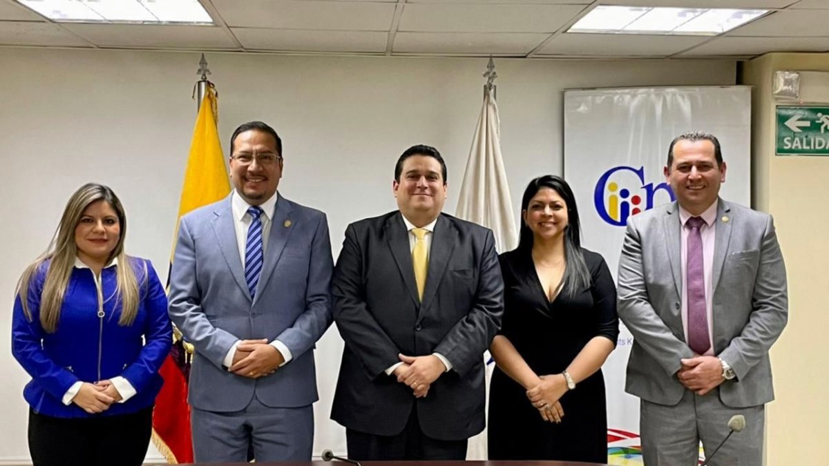 El Procurador electo juntos a miembros del CPCCS.